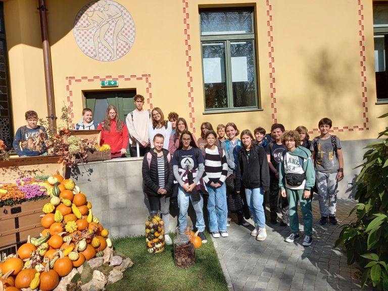 Egy kis angolóra...... avagy  művészetek az iskola falain túl