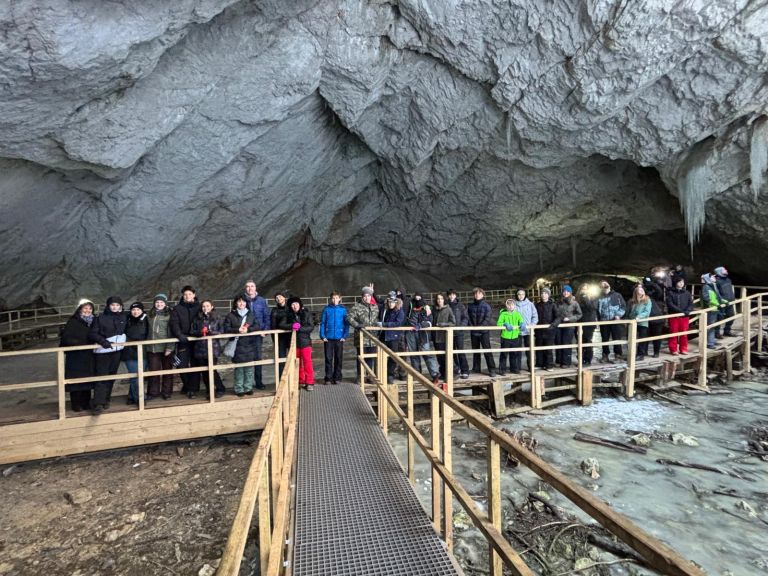 Síelős, barlangos, fánkos, összerázós hétvége