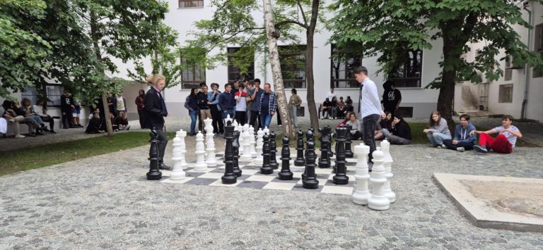 Kültéri sakktábla avatása