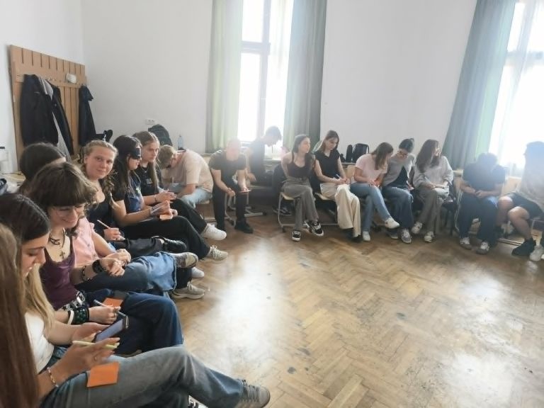 Fără etichete, mai aproape unii de alții