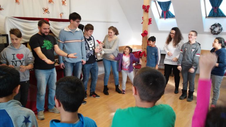 A szentjobbi gyermekotthon lakóinak megajándékozása